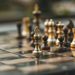 König auf einem Schachbrett stellvertretend für "Strategie"